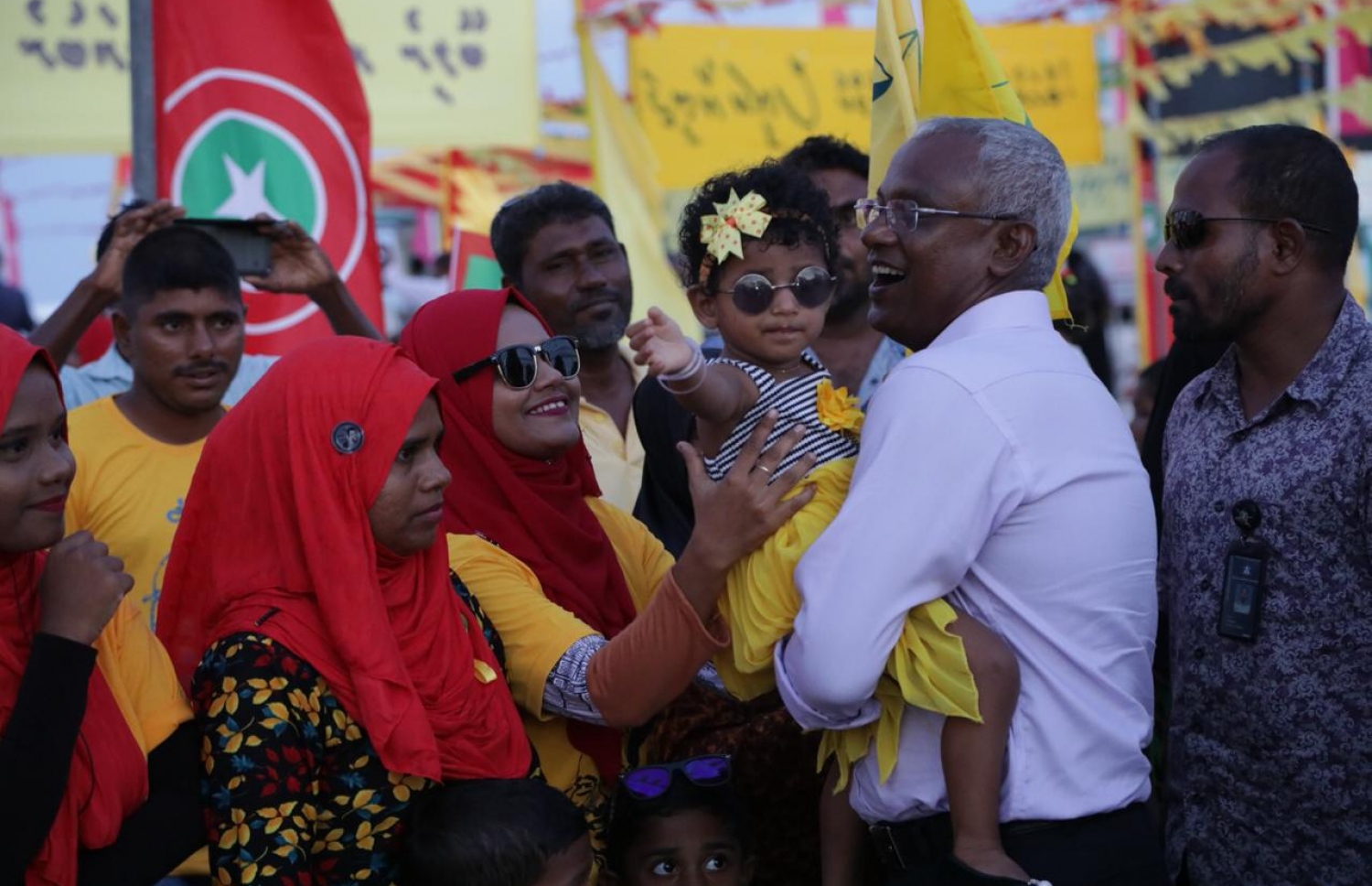 އިބޫ ކެމްޕޭނަށް ނައިފަރަށް ވަޑައިގަތުމުން މަރުހަބާ ދަންނަވަން އެއްވި ބަޔަކު ގޮވައިގެން ދިޔަ ތުއްތު ކުއްޖަކު އުރާލައްވައިގެން  --. ފޮޓޯ: އެމްޑީޕީ