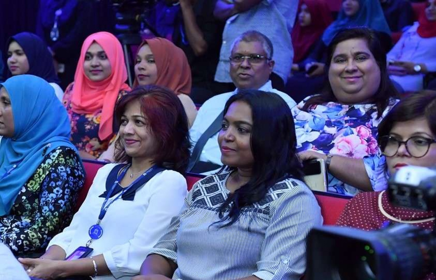 ގައުމީ ޔުނިވަސިޓީން ރޭ ބޭއްވި ބަހުސް އަޑު އައްސަވަން ވަޑައިގެންނެވި ބައެއް ބޭފުޅުން.---ފޮޓޯ: ރައީސް އޮފީސް