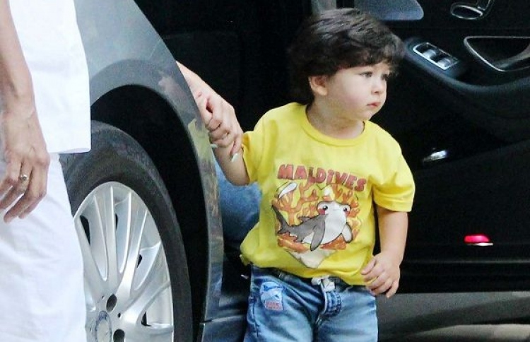 ތައިމޫރް ރާއްޖޭގެ ނަން ޖެހި ޓީޝާޓްގައި.