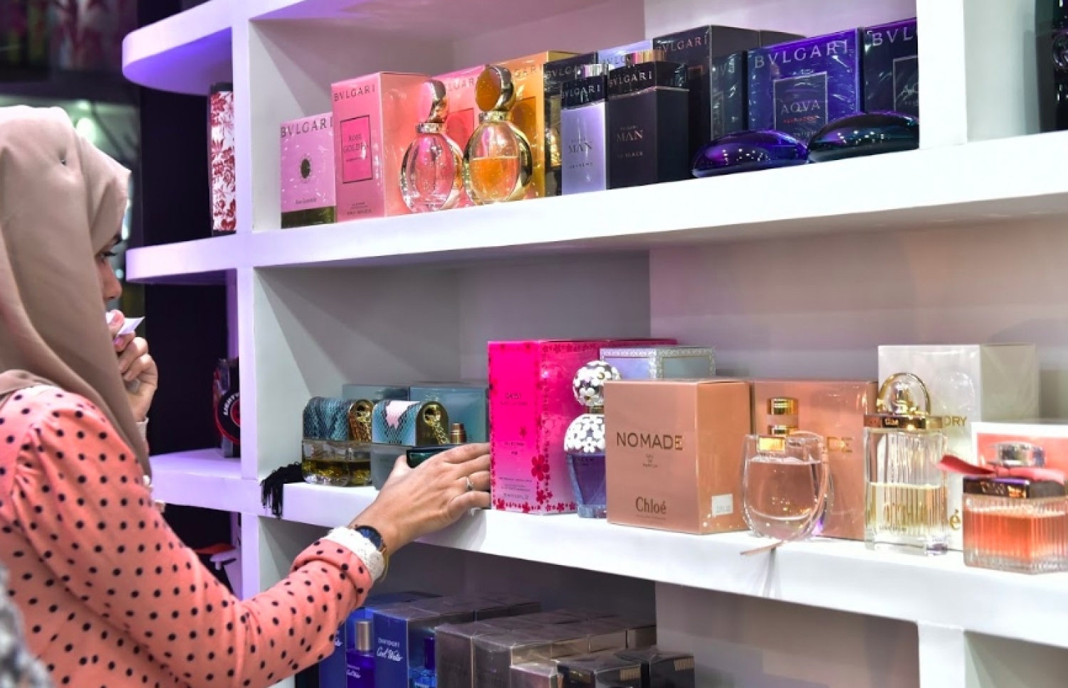 މީހަކު، ލެ ޕާފިއުމްގެ އާ ފިހާރާގައި ހުރި ސެންޓު ފުޅިތަކެއް ބަލަނީ. -- ފޮޓޯ: ހައްވާ އަމާނީ