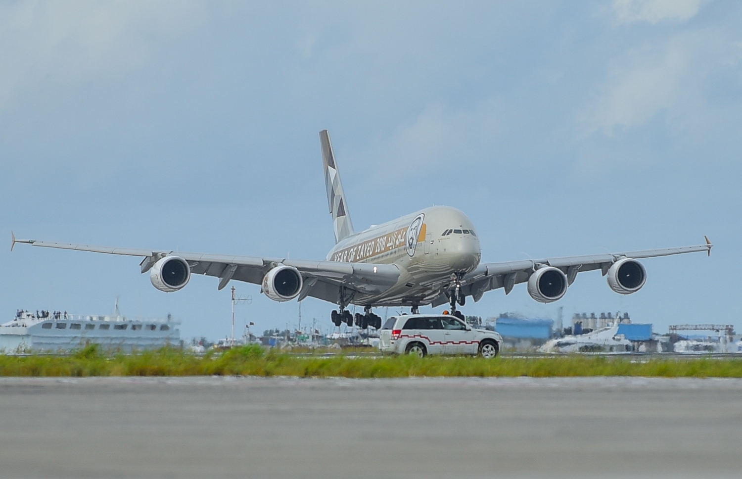 ރައީސް ޔާމީން ފެއްޓެވި އެއާޕޯޓް ތަރައްގީކުރުމުގެ މަޝްރޫއުގައި ހެދި އާ ރަަންވޭއަށް ދުނިޔޭގެ އެންމެ ބޮޑު ކޮމާޝަލް މަތިންދާބޯޓު އޭ-380 މަރުކާގެ ބޯޓެއް ފުރަތަމަ ފަހަރަށް ޖައްސަނީ .---ފޮޓޯ: ނިޝާން އަލީ/މިހާރު