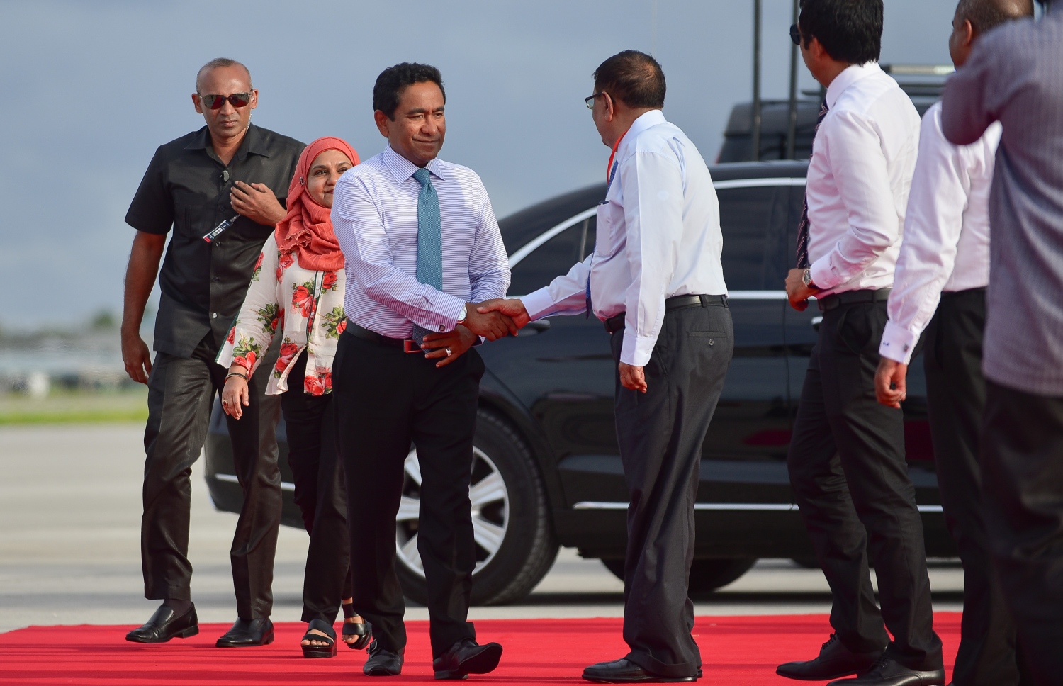 ކުރީގެ ރައީސް ޔާމީން ވެލާނާ އިންޓަނޭޝަނަލް އެއާޕޯޓުގައި އެމަނިކުފާނުގެ އަނބިކަނބަލުން ފާތުމަތު އިބްރާހިމާއެކު. --- ފޮޓޯ: ނިޝާން އަލީ/ މިހާރު