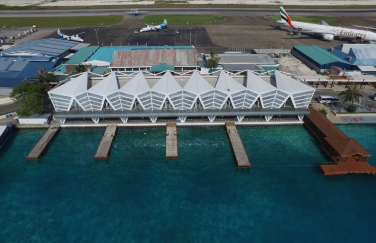 އެއާޕޯޓުގައި މާދަމާ ކޭއެފްސީ އާއި ޕިއްޒާ ހަޓް ހުޅުވަނީ