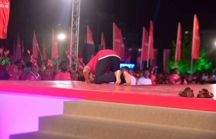 ސަޕޯޓަރުން ފެނި ނިހާން އުފަލުން ސަޖިދަ އަށް