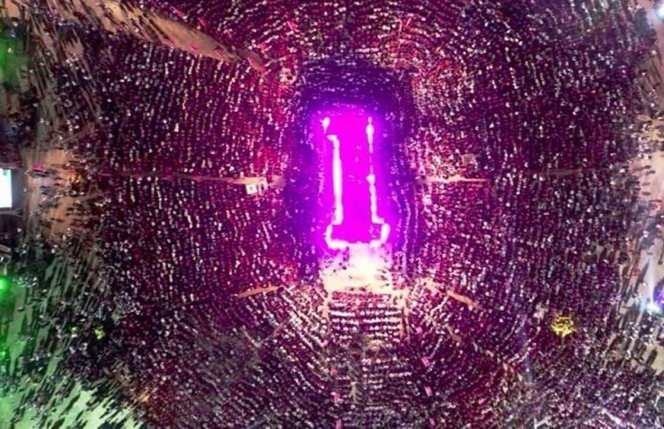 އިބޫއަކީ ކޭކު ފަޅަން ވަޅި ހިފަހައްޓައިގެން ހުރި މީހެއް