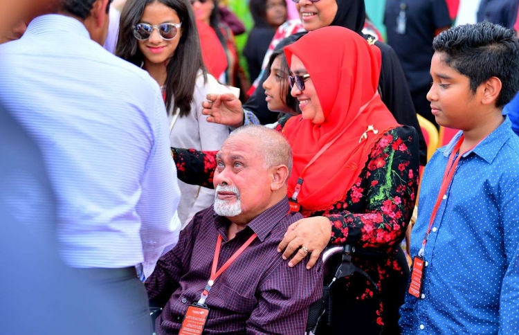 އަހުސަންގެ ދަތުރުން މަންމަ އާއި ބައްޕަގެ ލޮލުން ކަރުނަ