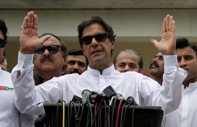 ހެލިކޮޕްޓަރުގައި އޮފީހަށް ވަޑައިގަންނަވާތީ އިމްރާނަށް ފާޑުކިޔުން