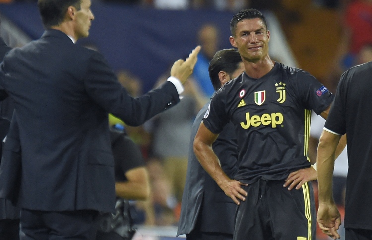 ޔުވެންޓަސް މޮޅުވިއިރު ރޮނާލްޑޯ އަށް ރަތެއް