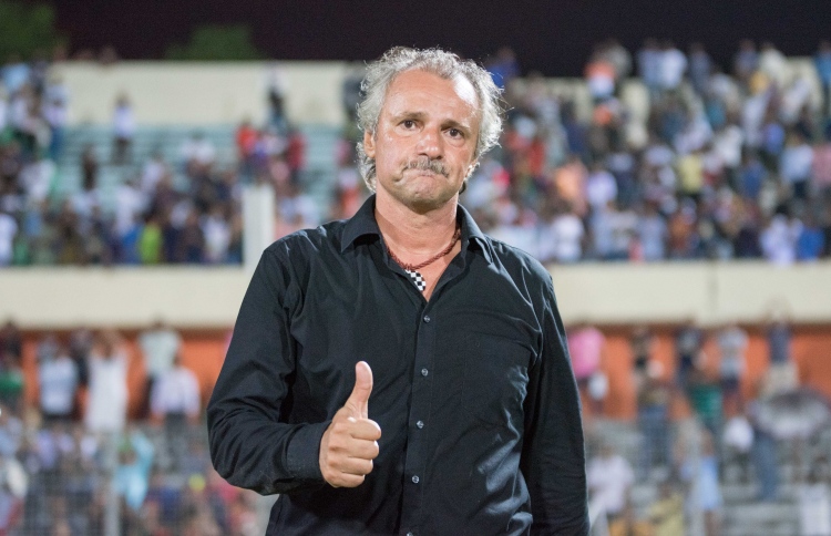 "ތަޖުރިބާކާރު ކޯޗު" އެދެނީ އޭނާގެ ބަސް އެހުމަށް