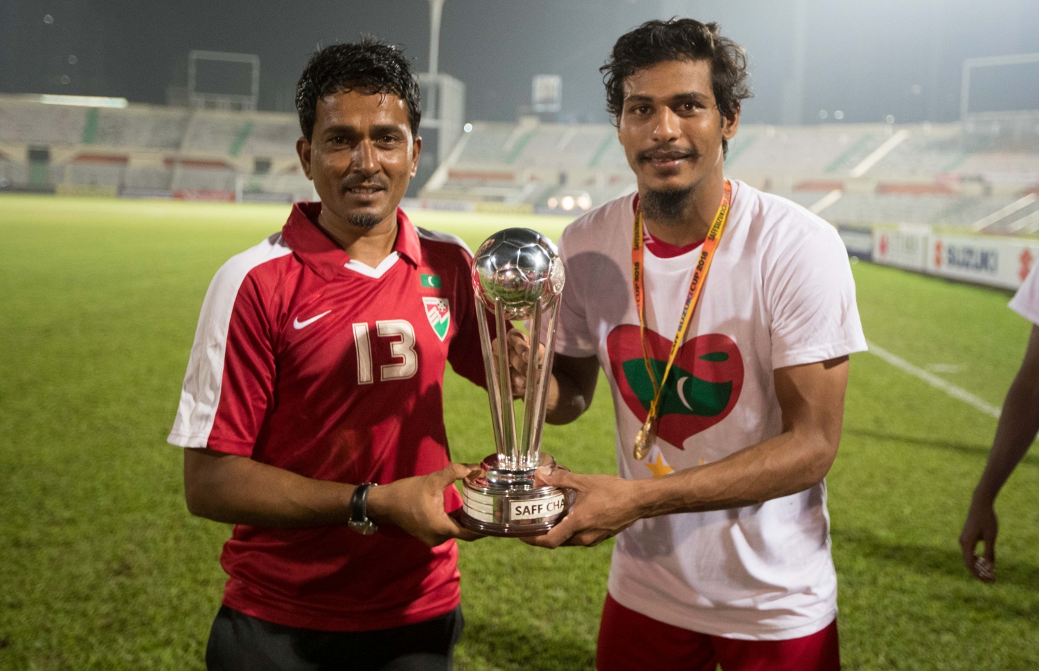 ގައުމީ ޓީމުގެ ކުރީގެ ކެޕްޓަން އައްސަދު (ވ) އާއި ސަމުއްޓެ. -- ފޮޓޯ: އިމޭޖަސް،އެމްވީ