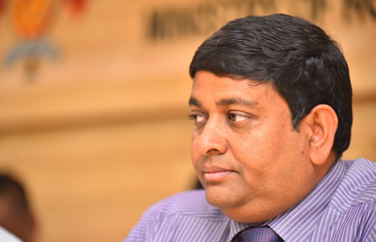 އަދީބު ދިން ޑޮލަރުތަކެއް ބޭނުން ކުރިން: ޝައިނީ