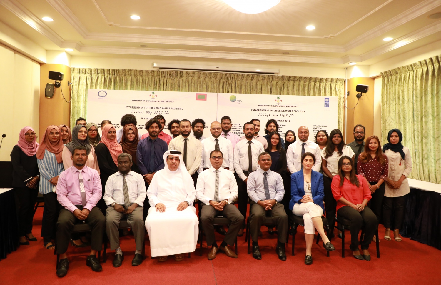 ސާފު ބޯފެނުގެ ނިޒާމް ގާއިމްކުރުމުގެ މަޝްރޫއު ކުރިއަށްގެންދިއުމުގެ އެއްބަސްވުމުގައި ސޮއިކުރަން އިއްޔެ ބޭއްވި ރަސްމިއްޔާތުގެ ތެރެއިން.-- ފޮޓޯ: އެންވަޔަރްމަންޓް މިނިސްޓްރީ