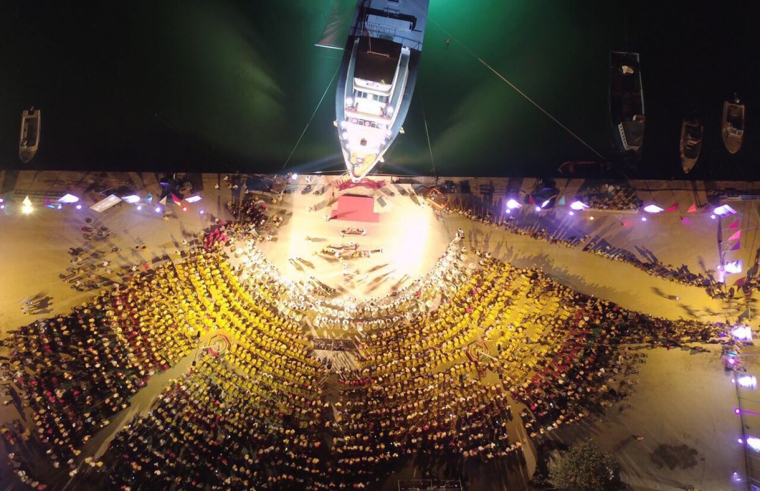 އިދިކޮޅު ޕާޓީތަކުގެ ކެމްޕޭން ނިންމާލަން މިރޭ ހިތަދޫގައި ބޭއްވި ޖަލްސާ. --ފޮޓޯ/އެމްޑީޕީ