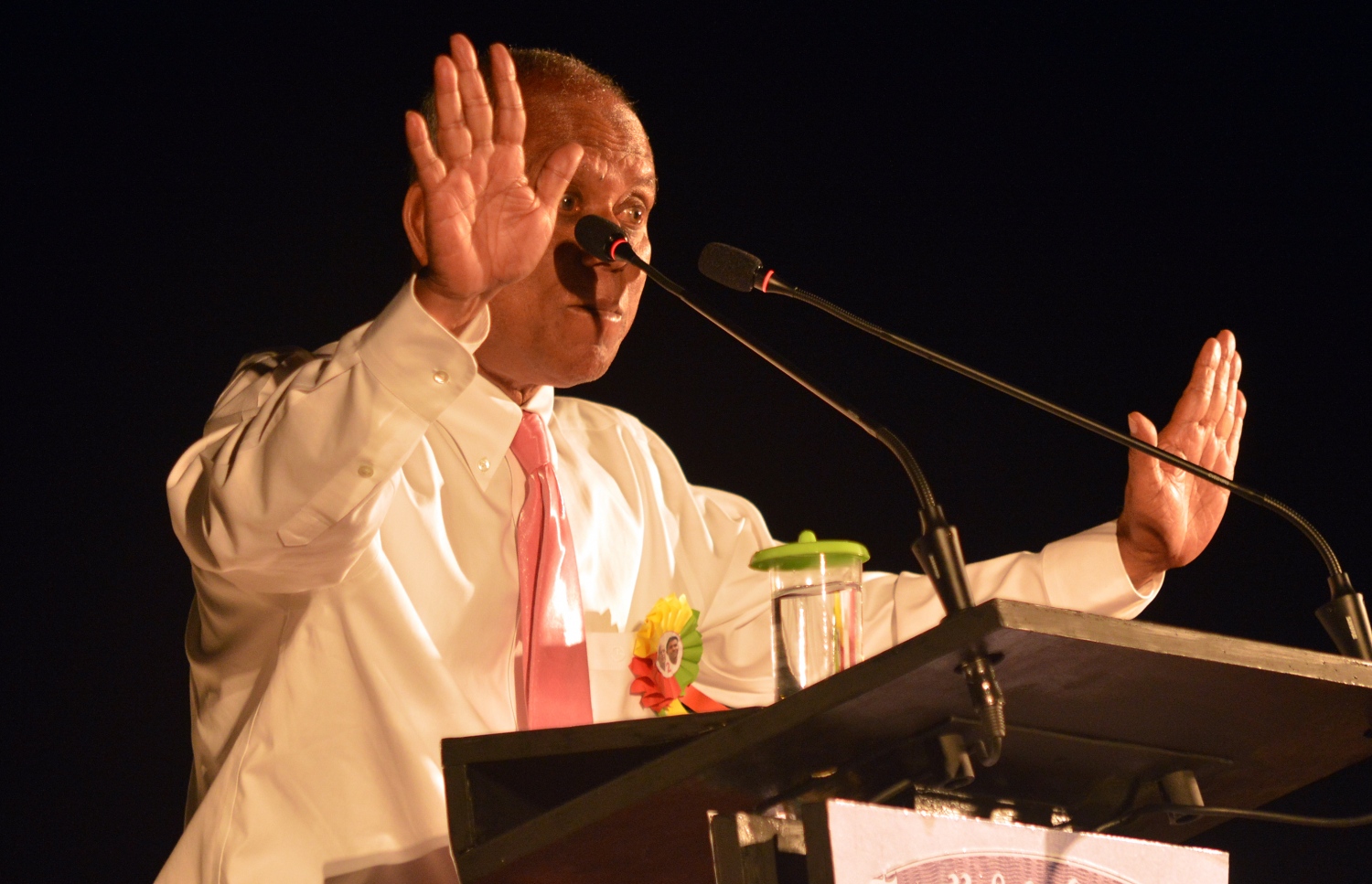 ރިއާސީ އިންތިޚާބުގެ ކެމްޕޭން ނިންމައިލުމުގެ ގޮތުން، ގުޅިފައިވާ އިދިކޮޅު އިއްތިހާދުން ހިތަދޫގައި މިރޭ ބޭއްވި ޖަލްސާގައި، ރައްޔިތުންގެ މަޖިލީހުގެ އައްޑޫ ދާއިރާގެ ކުރީގެ މެމްބަރު ހިޔަލީ މުހައްމަދު ރަޝީދު ވާހަކަ ދައްކަވަނީ. ފޮޓޯ: އަހްމަދު އަބްދުﷲ ސައީދު/މިހާރު