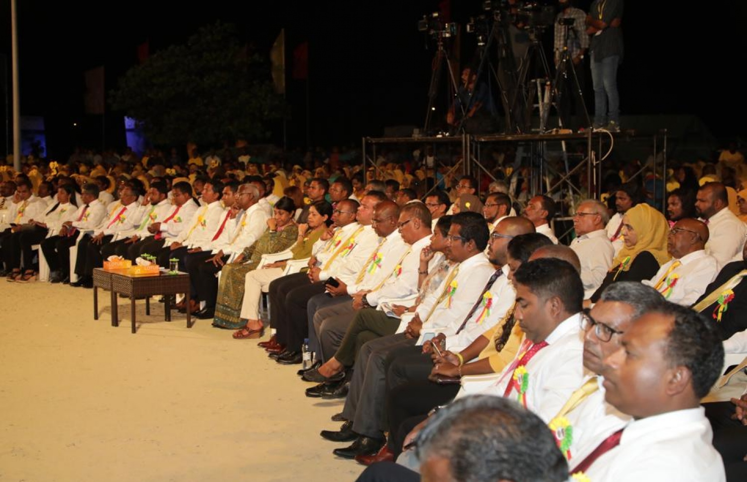 ރިއާސީ އިންތިޚާބުގެ ކެމްޕޭން ނިންމައިލުމުގެ ގޮތުން، ގުޅިފައިވާ އިދިކޮޅު އިއްތިހާދުން ބޭއްވި ޖަލްސާ.---ފޮޓޯ: އެމްޑީޕީ