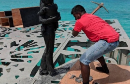 Police working to remove the statues in Sirru Fenfushi Coralarium. PHOTO: POLICE