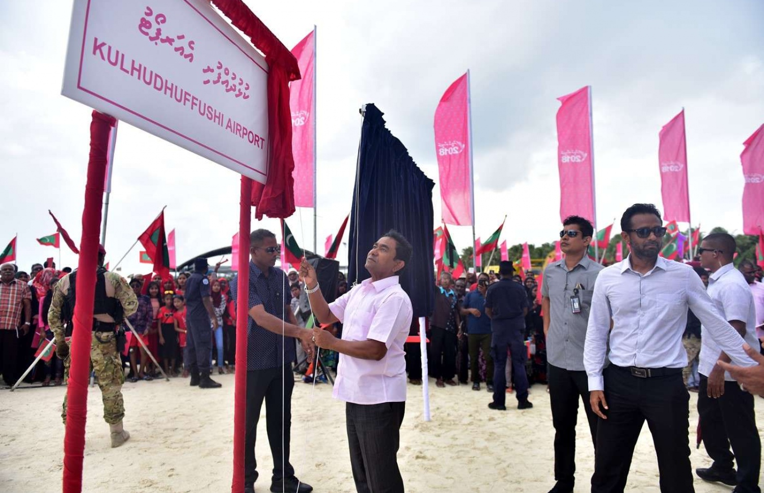 ރައީސް ޔާމީން ކުޅުދުއްފުށީ އެއާޕޯޓް ހުޅުއްވައި ދެއްވަނީ-- ފޮޓޯ: ރައީސް އޮފީސް