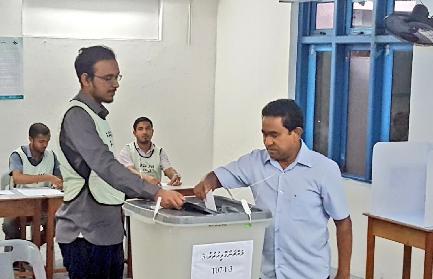 އިއްޔެ ބޭއްވި ރިޔާސީ އިންތިޚާބުގައި ރައީސް ޔާމީން ވޯޓު ލައްވަނީ -- ފޮޓޯ؛ ރައީސް އޮފީސް