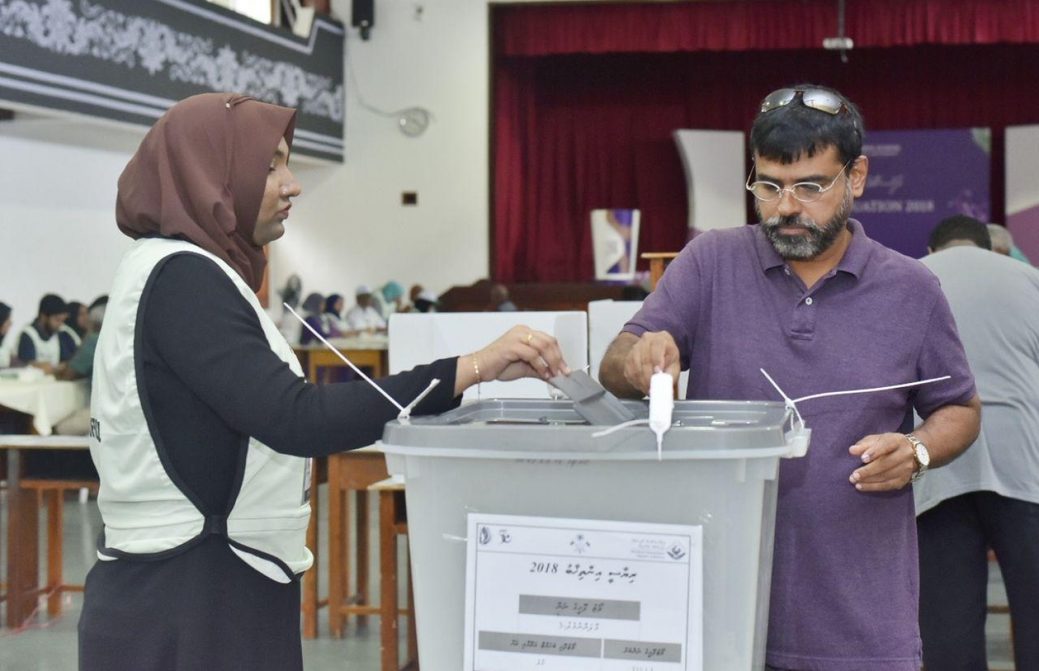 ހިރިޔާ ސްކޫލުގައި ބަހައްޓާފައި ހުރި ވޯޓު ފޮއްޓަކަށް މީހަކު މިއަދު ވޯޓު ލަނީ.-- ފޮޓޯ: ނިޝާތު /މިހާރު