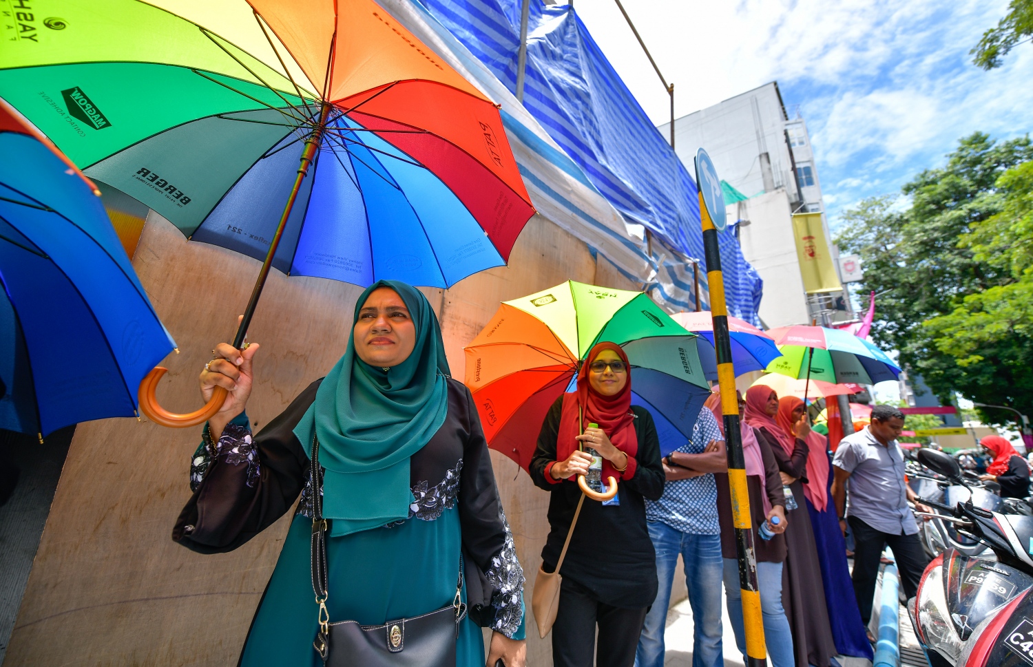 ރިޔާސީ އިންތިޚާބުގެ ވޯޓުލުމަށް ބަޔަކު ކުޑަ ހިފައިގެން ކިއޫގައި. --- ފޮޓޯ: ނިޝާން އަލީ/ މިހާރު