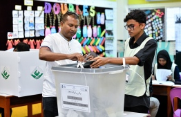 A voter casts his ballot during the 2018 presidential election. PHOTO: NISHAN ALI/ MIHAARU