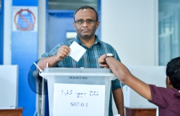 Lawyer Husnu al-Suood casts his ballot during the Presidential Election 2018 on September 23, 2018. PHOTO/MIHAARU
