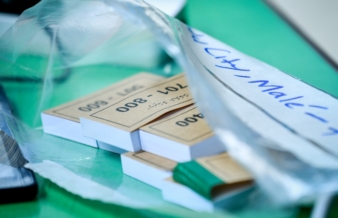 މާލެ: ސެޕްޓެމްބަރު 23، 2018: ރިޔާސީ އިންތިހާބުގެ ވޯޓުލުން: ވޯޓުލާ މީހުންގެ ކިޔޫ ނަމްބަރުތައް މޭޒުމަތީ ބަހައްޓާފައި.--ފޮޓޯ: ނިޝާން އަލީ/މިހާރު