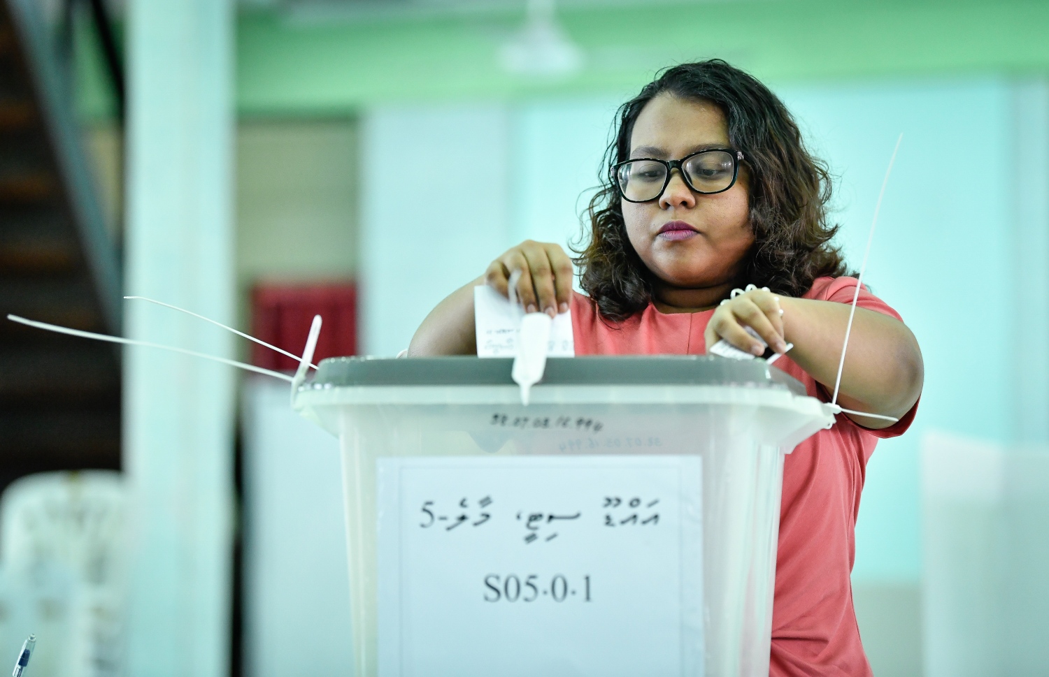 މިދިޔަ މަހުގެ 23 ގައި ބޭއްވި ރިޔާސީ އިންތިޚާބުގައި މަޖީދިއްޔާ ސުކޫލުގައި ބަހައްޓާފައިހުރި ފޮއްޓަކަށް މީހަކު ވޯޓުލަނީ.--ފޮޓޯ: ނިޝާން އަލީ/މިހާރު