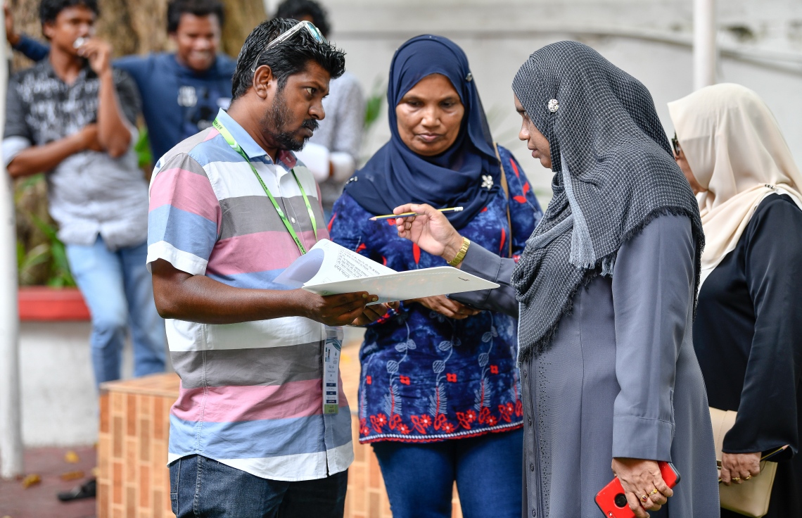 މާލެ: ސެޕްޓެމްބަރު 23، 2018: ރިޔާސީ އިންތިހާބުގެ ވޯޓުލުން: މަޖީދިއްޔާ ސުކޫލުގައި ވޯޓުލުން ކުރިއަށްދާއިރު މަރުކަޒުގެ ބޭރުގައި މޮނީޓަރުންތަކެއް ވާހަކަދައްކާލަނީ.--ފޮޓޯ: ނިޝާން އަލީ/މިހާރު