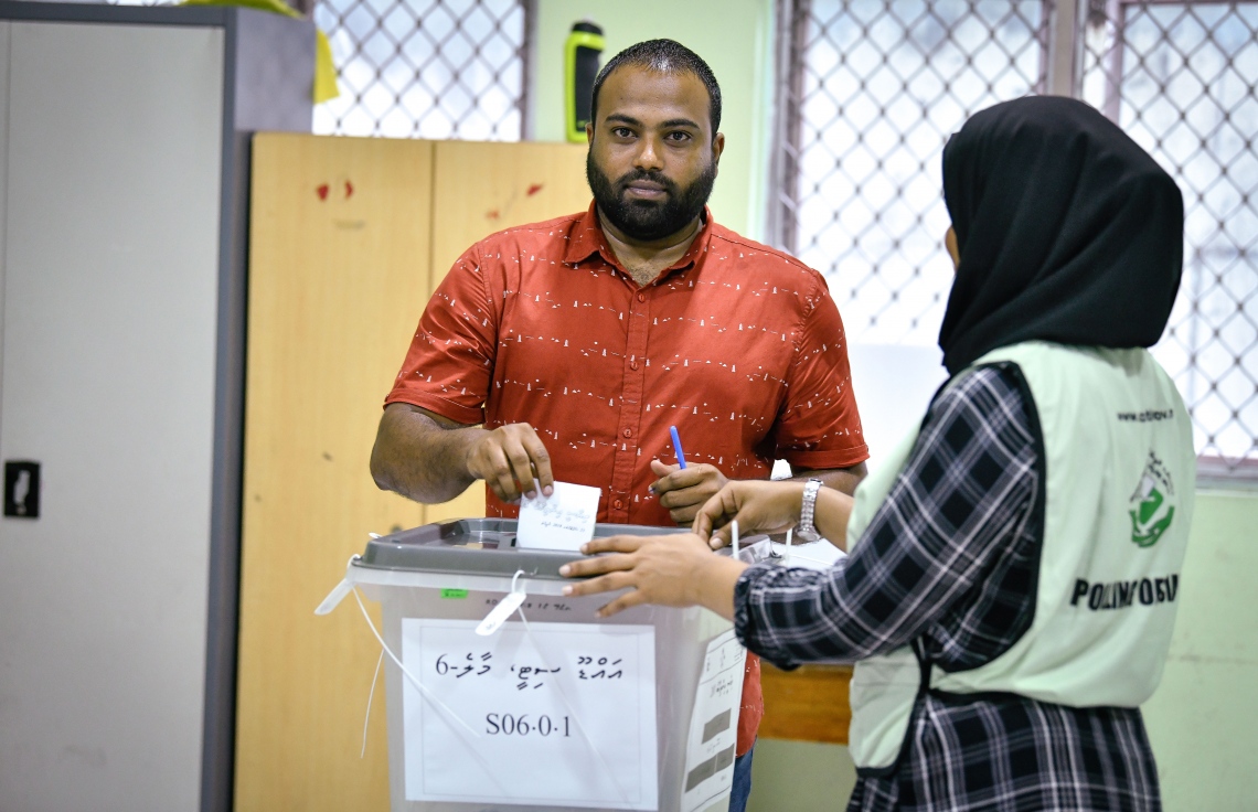 މާލެ: ސެޕްޓެމްބަރު 23، 2018: ރިޔާސީ އިންތިހާބުގެ ވޯޓުލުން: މަޖީދިއްޔާ ސުކޫލުގައި ބަހައްޓާފައިހުރި ފޮއްޓަކަށް މީހަކު ވޯޓުލަނީ.--ފޮޓޯ: ނިޝާން އަލީ/މިހާރު