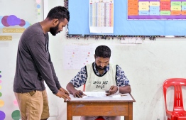 A voter seeking help from an official during the 2018 Presidential Election. PHOTO: NISHAN ALI/ MIHAARU