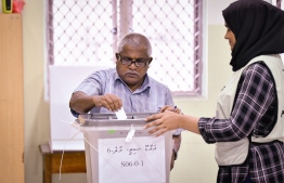 A voter casting his ballot during the 2018 Presidential Election. PHOTO: NIDHAN ALI/ MIHAARU