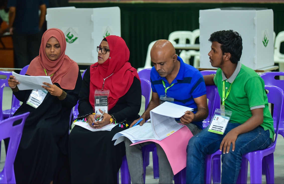 މާލެ: ސެޕްޓެމްބަރު 23، 2018: ރިޔާސީ އިންތިހާބުގެ ވޯޓުލުން: އަމީނިއްޔާ ސުކޫލުގައި ވޯޓުކުން ކުރިއަށް ދާއިރު ވޯޓުލާ މަރުކަޒު ތެރޭގައި އޮބްޒާވަރުންނާއި މޮނީޓަރުން ހަރަކާތްތެރިވަނީ.--ފޮޓޯ: ހުސައިން ވަހީދު/މިހާރު