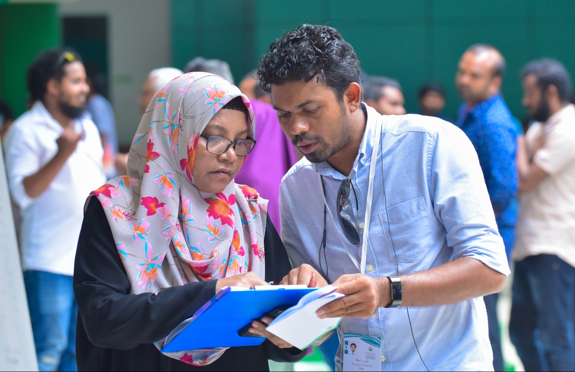 މާލެ: ސެޕްޓެމްބަރު 23، 2018: ރިޔާސީ އިންތިހާބުގެ ވޯޓުލުން: އަމީނިއްޔާ ސުކޫލުގެ ކައިރީގައި ވޯޓުދާގޮތް ބެލުމަށް އޮފިޝަލުންނާއި އޮބްޒާވަރުން ހަރަކާތްތެރިވަނީ.--ފޮޓޯ: ހުސައިން ވަހީދު/މިހާރު