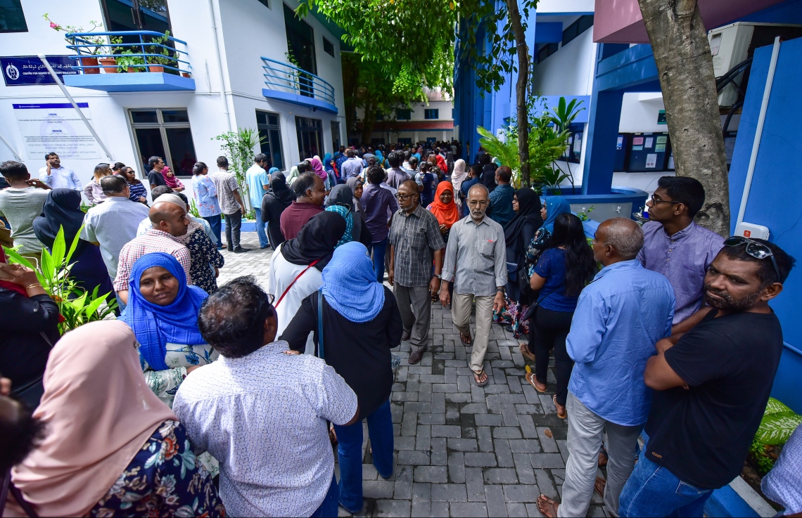 މާލެ: ސެޕްޓެމްބަރު 23، 2018: ރިޔާސީ އިންތިހާބުގެ ވޯޓުލުން: ސީއެޗްއެސްއީގައި ބަހައްޓާފައިހުރި ވޯޓު ފޮށިތަކަށް ވޯޓުލުމަށް މީހުން ކިޔޫ ހަދައިގެން.--ފޮޓޯ: ހުސައިން ވަހީދު/މިހާރު