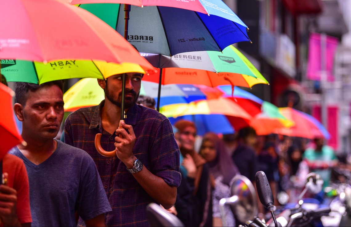 މާލެ: ސެޕްޓެމްބަރު 23، 2018: ރިޔާސީ އިންތިހާބުގެ ވޯޓުލުން: އަރަބިއްޔާ ސުކޫލުގައި ބަހައްޓާފައިހުރި ވޯޓު ފޮށިތަކަށް ވޯޓުލުމަށް ކިޔޫ ހަދައިގެން ތިބި މީހުން ކުޑަ އަޅައިގެން.--ފޮޓޯ: ހުސައިން ވަހީދު/މިހާރު