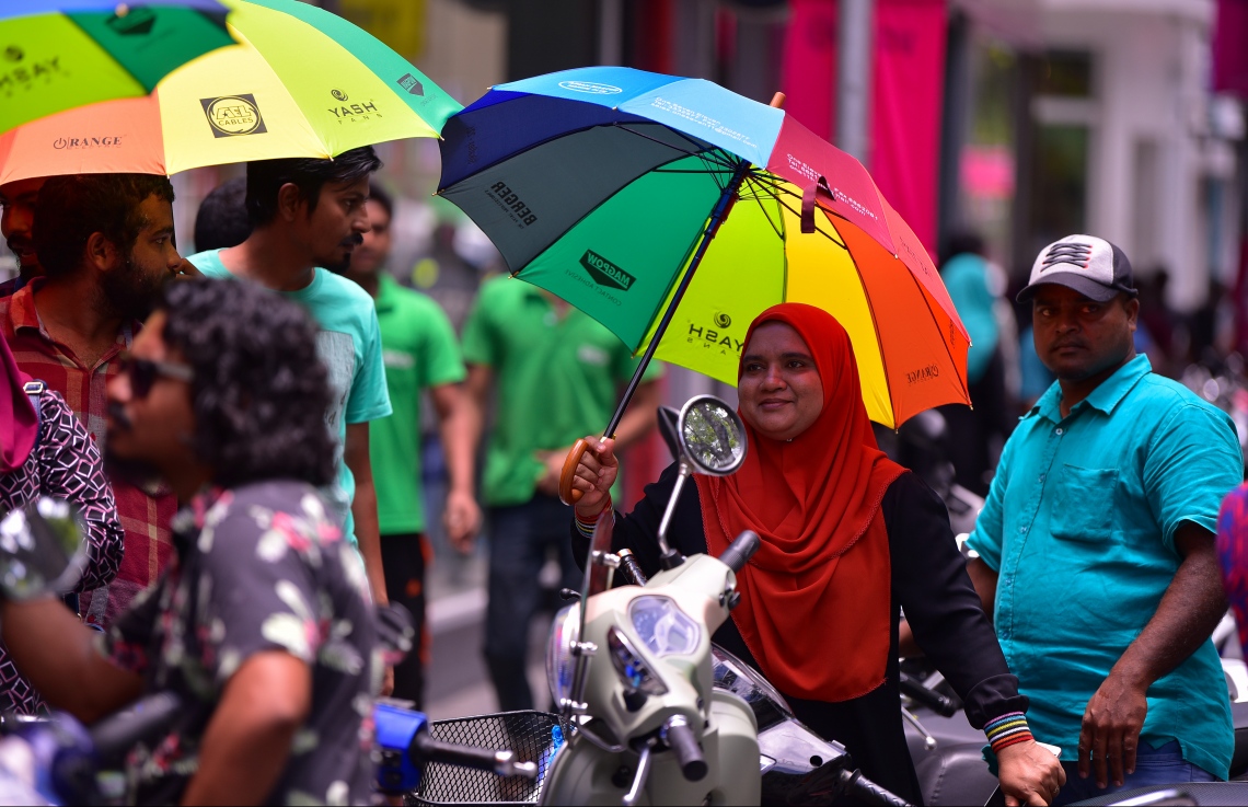 މާލެ: ސެޕްޓެމްބަރު 23، 2018: ރިޔާސީ އިންތިހާބުގެ ވޯޓުލުން: އަރަބިއްޔާ ސުކޫލުގައި ބަހައްޓާފައިހުރި ވޯޓު ފޮށިތަކަށް ވޯޓުލުމަށް ކިޔޫ ހަދައިގެން ތިބި މީހުންގެ ތެރެއިން މީހަކު ކުޑަ އަޅައިގެން.--ފޮޓޯ: ހުސައިން ވަހީދު/މިހާރު