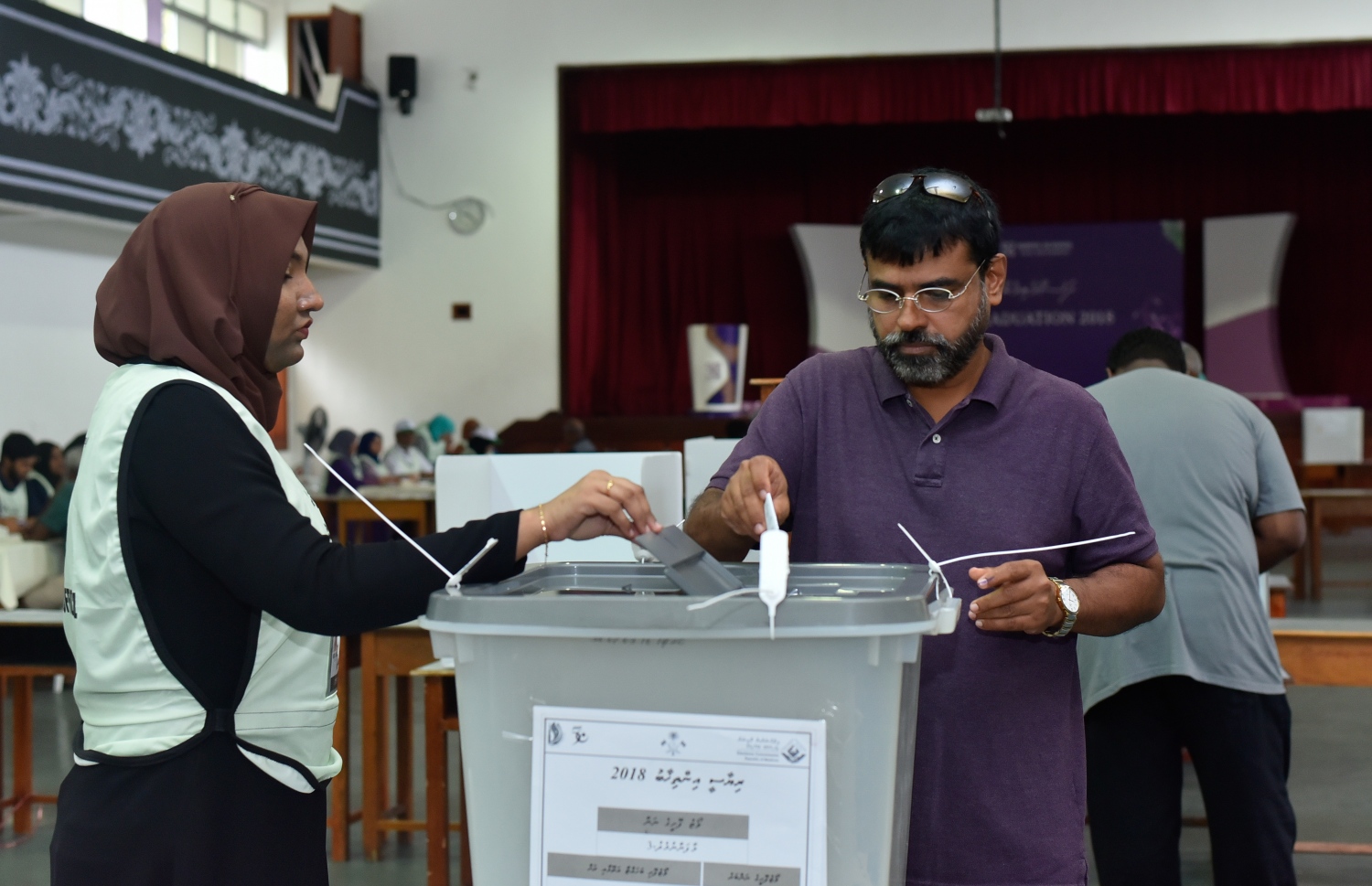 މިދިޔަ ރިޔާސީ އިންތިހާބުގައި މާލޭގައި ބަހައްޓާފައި ހުރި ފޮއްޓަކަށް މީހަކު ވޯޓުލަނީ: ދެން އޮތީ މަޖިލިސް އިންތިހާބު--ފޮޓޯ: އަހުމަދު ނިޝާތު/މިހާރު