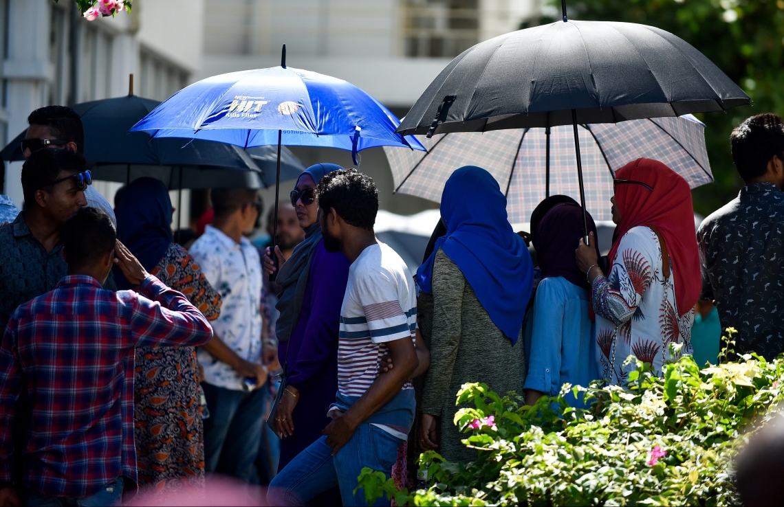 މާލެ: ސެޕްޓެމްބަރު 23، 2018: ރިޔާސީ އިންތިހާބުގެ ވޯޓުލުން: އެމްއެންޔޫ މައި އިމާރާތުގައި ބަހައްޓާފައި ހުރި ވޯޓު ފޮށިތަކަށް ވޯޓުލުމަށް މީހުން ކިޔޫ ހަދައިގެން .--ފޮޓޯ: އަހުމަދު ނިޝާތު/މިހާރު
