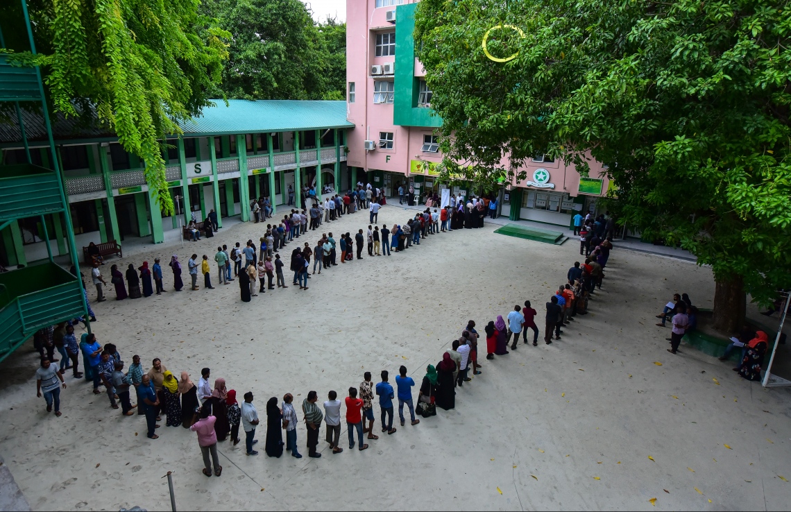 މާލެ: ސެޕްޓެމްބަރު 23، 2018: ރިޔާސީ އިންތިހާބުގެ ވޯޓުލުން: ވޯޓުލުމަށް ގޮސްތިބި މީހުން އަމީނިއްޔާ ސުކޫލުގެ ހޯލުތެރޭގަޢި ކިޔޫ ހަދައިގެން.--ފޮޓޯ: ހުސައިން ވަހީދު/މިހާރު