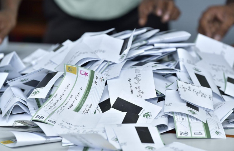 ކަރުދާހުގައި ކުރަހާނަމަ ވޯޓު ބާތިލްވާންޖެހޭ: މެމްބަރުން