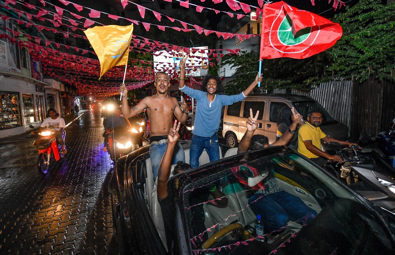 ސެޕްޓެމްބަރު 23 ގައި ބޭއްވި ރިޔާސީ އިންތިހާބުގައި ބޮޑު ތަފާތަކުން ރައީސް އަބްދުﷲ ޔާމީން ބަލި ކުރައްވައި ކާމިޔާބު ހޯއްދެވި އިބްރާހިމް މުހަންމަދު ސޯލިހު (އިބޫ) އާއި ރަނިންމޭޓް ފައިސަލް ނަސީމާ އެކު، ޖެހިގެން އައި ދުވަހު އިދިކޮޅު ފަރާތްތަކުން އުފާ ފާޅުކުރަނީ -- ފޮޓޯ: ނިޝާން އަލީ/ މިހާރު