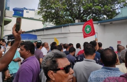 Crowds gather in front of the Criminal Court on September 24, 2018, after jailed politicians are summoned for their hearings. PHOTO: ASIMA NIZAR/MIHAARU