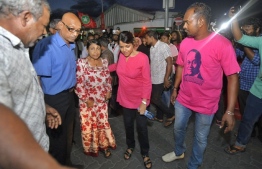 Former First Lady Nasreena Ibrahim and daughter Yumna Maumoon arrive in front of the Criminal Court ahead of the hearings of former President Maumoon Abdul Gayoom, his son Dhiggaru MP Faris Maumoon, and Yumna's husband Mohamed Nadeem. PHOTO: HUSSAIN WAHEED/MIHAARU