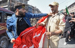 A Kashmiri Shiite Muslim is detained by Indian police as devotees defy restrictions for a Muharram procession in Srinagar on September 21, 2018.
Indian authorities imposed restrictions on movement in parts of Srinagar to curtail planned Muharram processions. / AFP PHOTO / Tauseef MUSTAFA