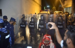 SO Police in riot gear work to control the crowds gathered in front of Muliaage garage. PHOTO: AHMED NISHAATH/MIHAARU
