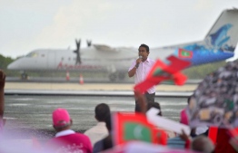 ކުޅުދުއްފުށީ އެއާޕޯޓުގެ ރަންވޭ ހުޅުއްވައި ދެއްވައި ރައީސް ޔާމީން ވާހަކަފުޅު ދައްކަވަނީ. --ފޮޓޯ:ރައީސް އޮފީސް