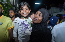 ޖަލުގައި މަރުވި އަބްދުﷲގެ އަންހެނުން ޝެހެނާޒާއި ހަގު ދަރިފުޅު ކޯޓު ސަރަހައްދުގައި-- ފޮޓޯ: ނިޝާން އަލީ /މިހާރު