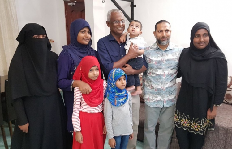 އިބޫ، އިމްރާންއާ ބައްދަލު ކުރައްވައިފި