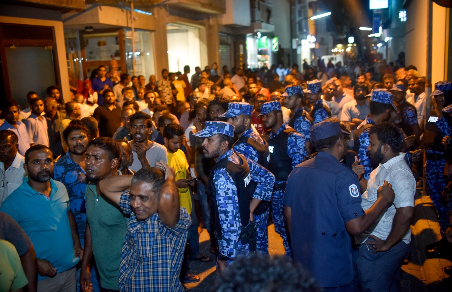 އިދިކޮޅު ޕާޓީތަކުގެ ސަޕޯޓަރުން ނުކުމެ ރައީސް އަބްދުﷲ ޔާމީންގެ ސަރުކާރާ ދެކޮޅަށް މުޒާހަރާކުރަނީ --. ފޮޓޯ: ހުސެން ވަހީދު